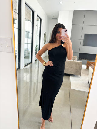 Body-skimming black midi dress with ribbed fabric and modern one-shoulder design