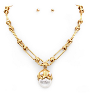 Pop of Pearl & Chain Necklace